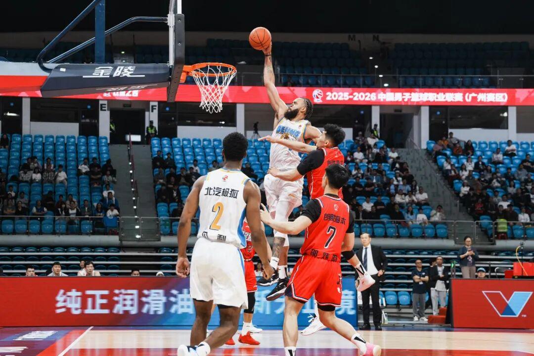 安博体育官方网站-飞起来就隔扣！NBA冠军中锋打CBA太轻松了……